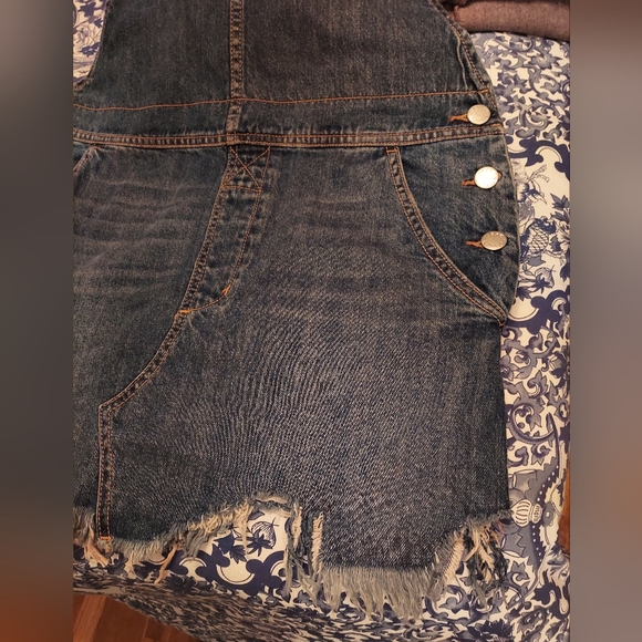 Free People Overall Jean Miniskirt size 6 with frayed edge - Picture 8 of 9